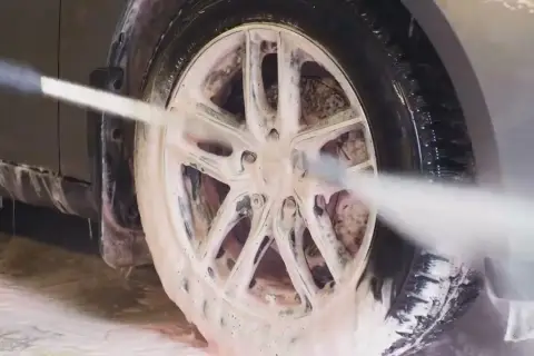 Jak myć czarny samochód? Sekret idealnego blasku bez rys!