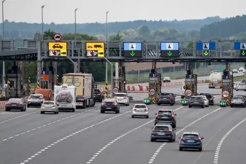 Koniec drogi dla tirów w Polsce. Na bramkach autostradowych widać zakaz jazdy dla ciężarówek, podczas gdy samochody osobowe mogą przejechać.