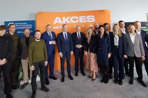 Grupa osób, w tym przedstawiciele Ministerstwa Obrony Narodowej, podczas wydarzenia związanego z innowacjami dla bezpieczeństwa narodowego.