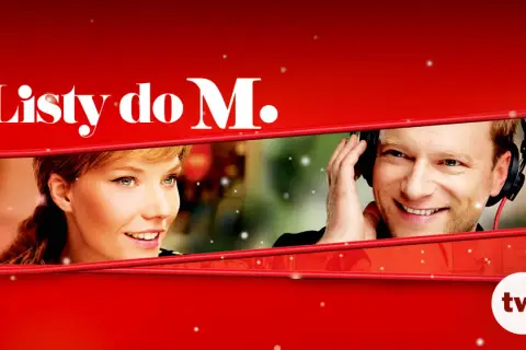 Uśmiechnięci bohaterowie filmu "Listy do M. 7" na czerwonym tle.
