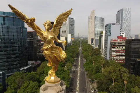 Złoty Anioł Niepodległości na Paseo de la Reforma, symboliczna ulica w stolicy Meksyku.