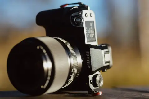 Profesjonalny aparat Fujifilm GFX 50s II z obiektywem, gotowy do uchwycenia wyjątkowych chwil.