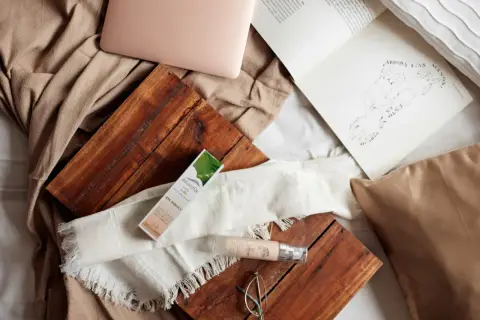 Crema contorno de ojos Atlantia con aloe vera, destacando sus propiedades para la piel.