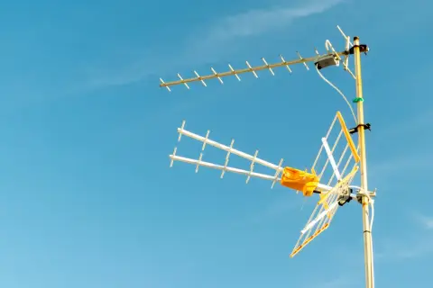 Antena telewizyjna na tle błękitnego nieba. Czy zasilacz antenowy jest potrzebny?