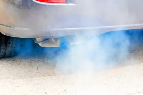 Niebieski dym z rury wydechowej sugeruje problem z silnikiem. Który diesel jest tańszy, czarny czy niebieski? Ten z niebieskim dymem na pewno nie.