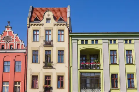 Kolorowe kamienice, jak ustalić rok budowy bloku? Zwróć uwagę na detale architektoniczne, zdobienia i styl okien.