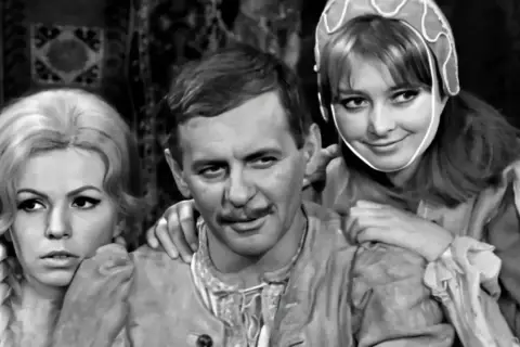 Pan Wołodyjowski obsada: Zbigniew Cybulski w otoczeniu dwóch kobiet, w scenie z filmu.