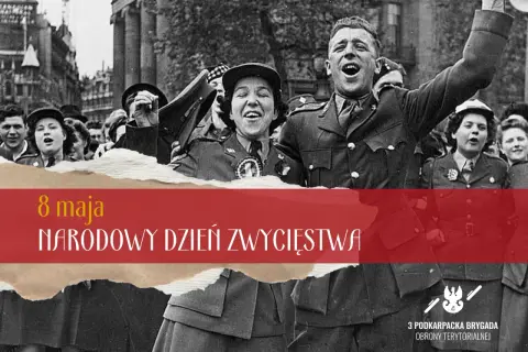 Radosny tłum świętuje Narodowy Dzień Zwycięstwa. W tle widać żołnierzy i cywilów, a na pierwszym planie napis "8 maja Narodowy Dzień Zwycięstwa".