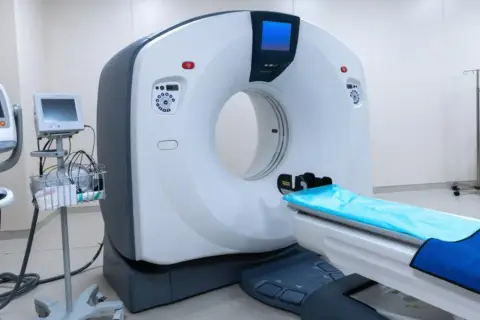 Nowoczesny aparat do tomografii komputerowej, gotowy do wykonania badania tomografia z kontrastem.