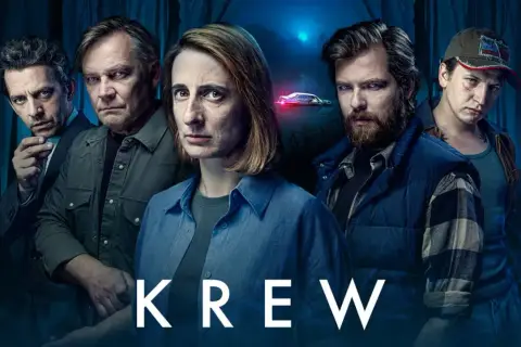 Pięciu mężczyzn i kobieta w mrocznym lesie, z napisem "KREW". Tajemnicza historia, gdzie więzy krwi odgrywają kluczową rolę.