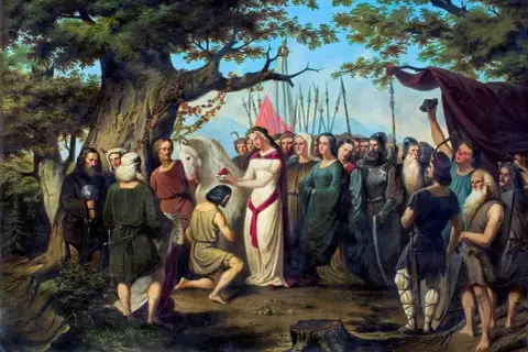 Scena z obrazu przedstawiająca moment, gdzie odbył się chrzest polski. Dama w bieli podaje krzyż klęczącemu mężczyźnie.