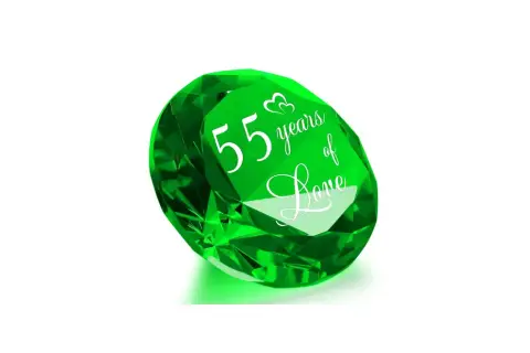 Szmaragd z napisem "55 years of Love" symbolizuje 55 rocznicę ślubu.