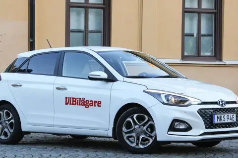 Vit Hyundai i20 med texten "Vi Bilägare" på sidan. En artikel om ett Hyundai i20 problem kan vara på gång.