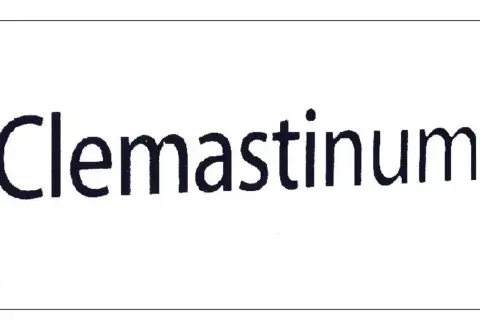 Napis "Clemastinum" na białym tle. Lek na co? Na alergie, swędzenie, katar.