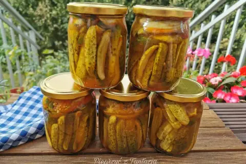 Słoiki z ogórkami z chili w plastrach bez gotowania, gotowe do spożycia. Pikantna przekąska na lato.