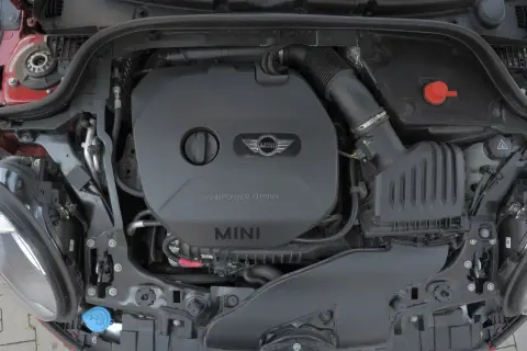 Silnik TwinPower Turbo w Mini F56. Widoczny czarny plastikowy wlot powietrza i czerwony korek.