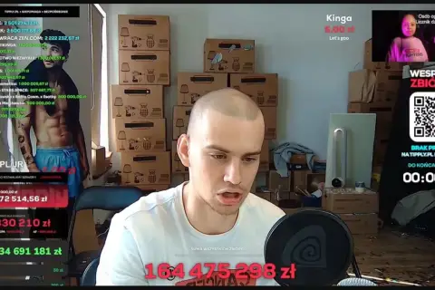 Chłopak z ogoloną głową podczas łatwogang stream, zbiera pieniądze na cele charytatywne. Na ekranie widać kwoty zbiórek i listę darczyńców.