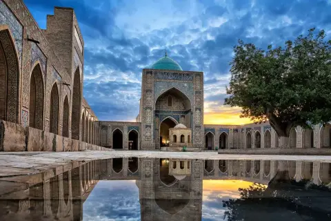 Bujna zieleń drzewa i odbijające się w wodzie zdobione budowle. Uzbekistan z kim graniczy? To kraj w Azji Środkowej, otoczony przez Kazachstan, Turkmenistan, Kirgistan, Tadżykistan i Afganistan.