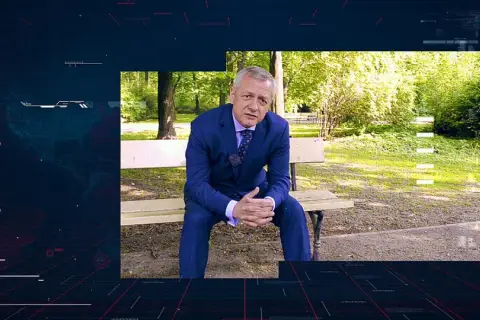 Mężczyzna w garniturze siedzi na ławce w parku. W tle cyfrowy interfejs z napisem RODO, sugerujący ochronę danych osobowych.