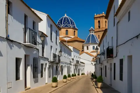 Un paseo por la altea vieille ville, un itinéraire encantador con cúpulas azules y casas blancas.