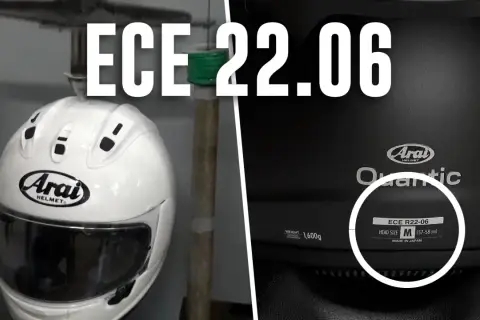 Cascos de moto Arai con etiqueta de homologaciones ECE 22.06. El casco blanco a la izquierda y el negro a la derecha, mostrando la certificación.