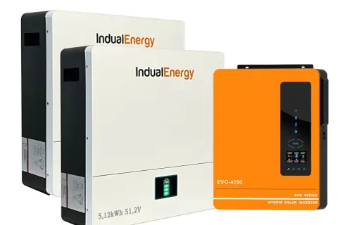 Dwa białe urządzenia z logo IndualEnergy i pomarańczowy inwerter hybrydowy on off grid EVO-4200.
