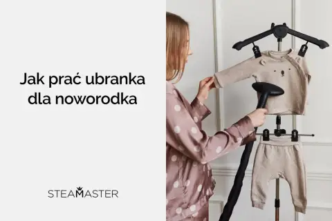 Kobieta paruje ubranka dla noworodka w 40 stopniach. Delikatne tkaniny z misiem są gotowe do noszenia.