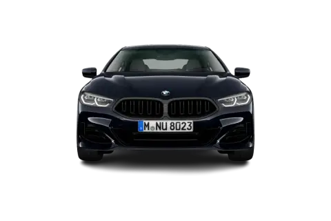 Eleganckie BMW 840i w ciemnym kolorze, z charakterystyczną atrapą chłodnicy i ostrymi światłami LED, prezentuje się majestatycznie na czarnym tle.