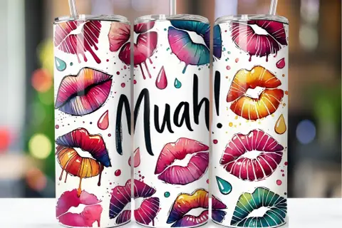 Kolorowe usta i napis "Muah!" na kubkach. Idealne na wysłanie buziaków po polsku.