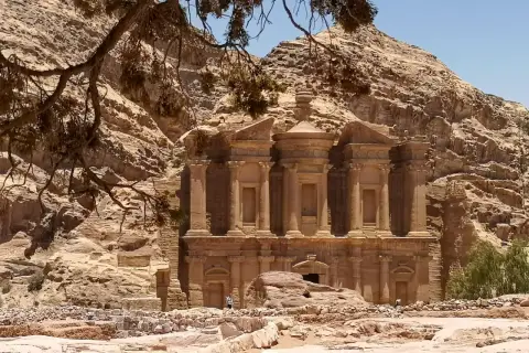 Skaliste ruiny Petry, gdzie najlepiej lecieć do Jordanii, by podziwiać starożytną architekturę wykutą w skale.