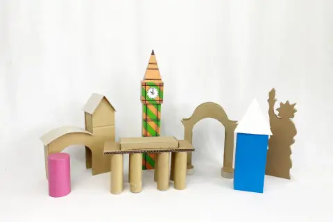 Kreative Bauwerke aus Karton: Eine Grundschule baut und konstruiert eine Stadt mit Big Ben und Freiheitsstatue.