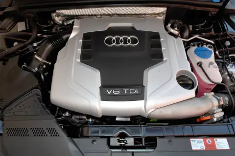Silnik V6 TDI Audi, gotowy do pracy. Potężna jednostka napędowa z charakterystycznym logo czterech pierścieni.