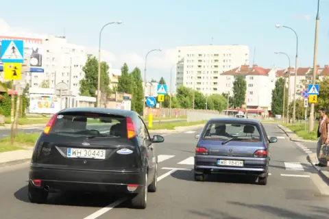 Uważaj na przejście dla pieszych! Wyprzedzanie na pasach grozi wysokim mandatem.