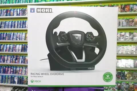 Kierownica Hori Racing Wheel Overdrive dla Xbox Series S, gotowa na wyścigi.