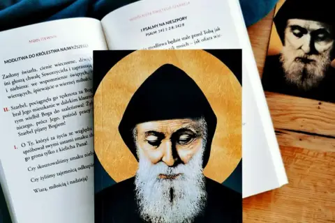 Ikona i modlitewnik z tekstem do świętego Szarbela.