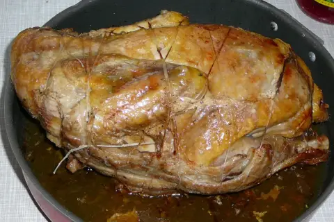 Perliczka pieczona według przepisu Ani z "Ania gotuje", apetycznie rumiana i soczysta, w głębokiej patelni.