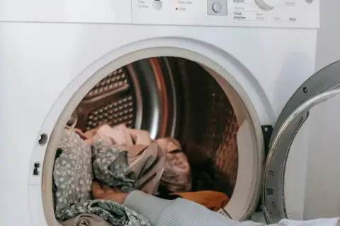 Dlaczego giną skarpetki w pralce? Oto zaskakujące przyczyny