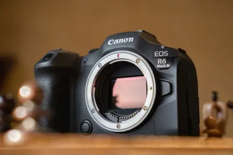 Canon EOS R6 Mark III z widocznym sensorem. Szybki rolling shutter pozwoli uchwycić dynamiczne sceny.