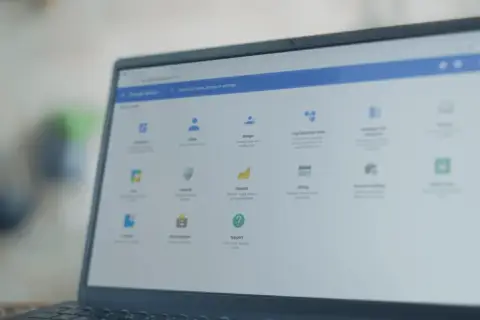 Panel administracyjny Google na laptopie z systemem **Chrome OS**. Widoczne opcje: Użytkownicy, Grupy, Raporty, Wsparcie.