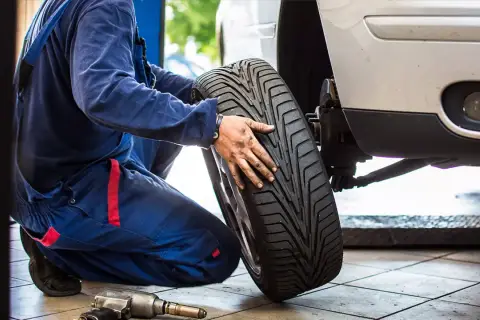 Opony fabryczne Toyota: Wybierz mądrze! OE czy zamiennik?