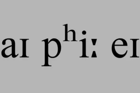 Zapis fonetyczny [aɪ pʰiː eɪ] przedstawia wymowę słowa.