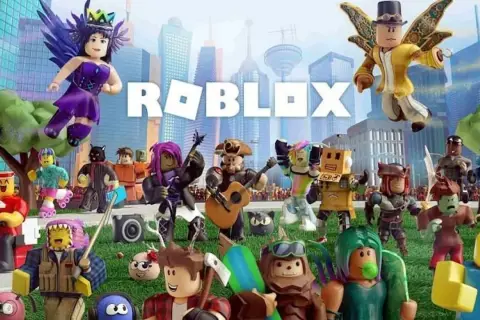 Mnóstwo postaci z fajnych gier na Roblox, w tym latająca wróżka, muzykanci i dostawca pizzy, na tle miasta.