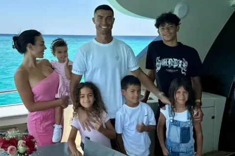 Georgina Rodriguez z dzieckiem na rękach i całą rodziną na jachcie.