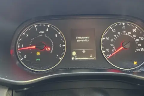Dacia Sandero: kontrolki informują o braku widoczności kamery przedniej. Widoczne kontrolki hamulca ręcznego, ABS i ciśnienia w oponach.