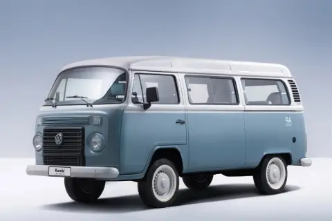 Niebiesko-biały VW T2 Kombi, ostatnia edycja, gotowy na przygodę.