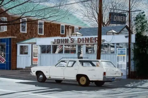 Białe kombi przed "John's Diner" wygląda jak żywe, mistrzowski fotorealizm.