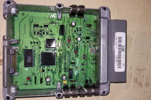 Elektronika samochodu Ford z widocznym modułem EEC-V, który może zawierać funkcje immobilizera.