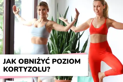 Dwie kobiety ćwiczą jogę, by pokazać, jak zmniejszyć kortyzol.