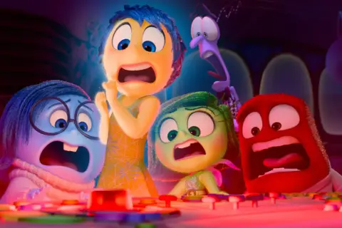 Emocje z "Inside Out 2" w szoku! Radość, Smutek, Wstręt, Złość i Strach patrzą na coś przerażającego.