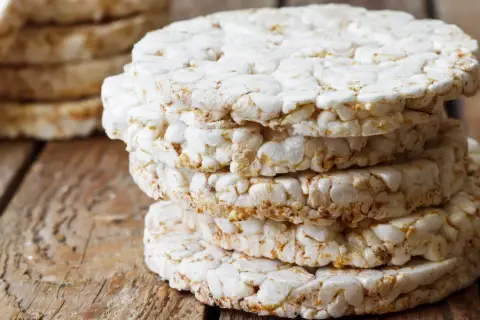 Stos wafli tortowych na drewnianym blacie. Czy wafle tortowe są zdrowe? To pytanie zadaje sobie wiele osób dbających o dietę.